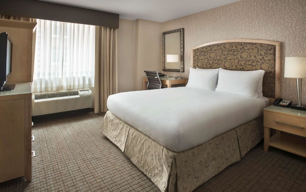 Mobility Accessible with Roll-In Shower Double room non smoking DoubleTree by Hilton Hotel New York City - Chelsea