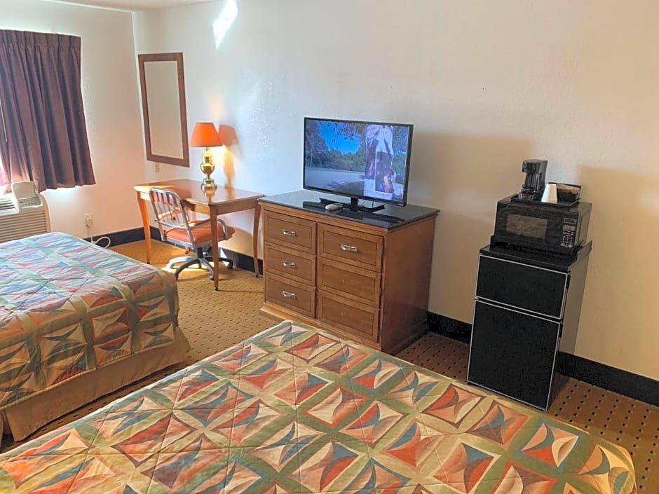 Standard Quadruple room Brentwood Inn & Suites