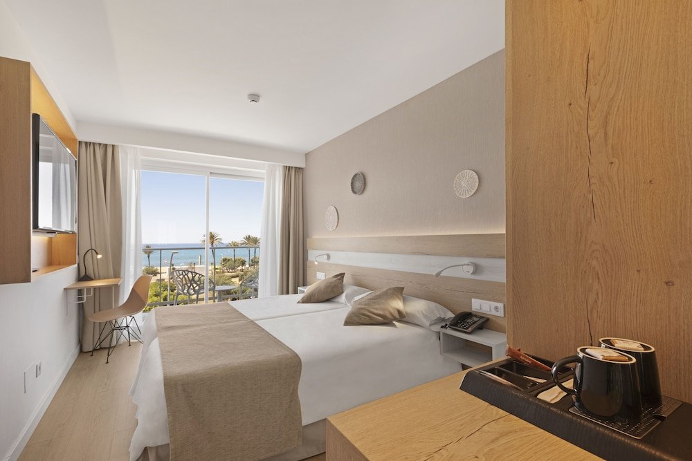Двухместный номер с балконом и с видом на море Hotel Sant Jordi