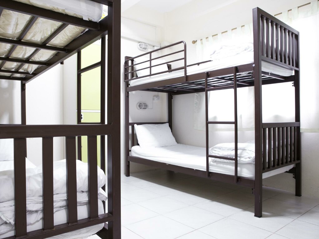 Кровать в общем номере (мужской номер) Asok Montri Hostel