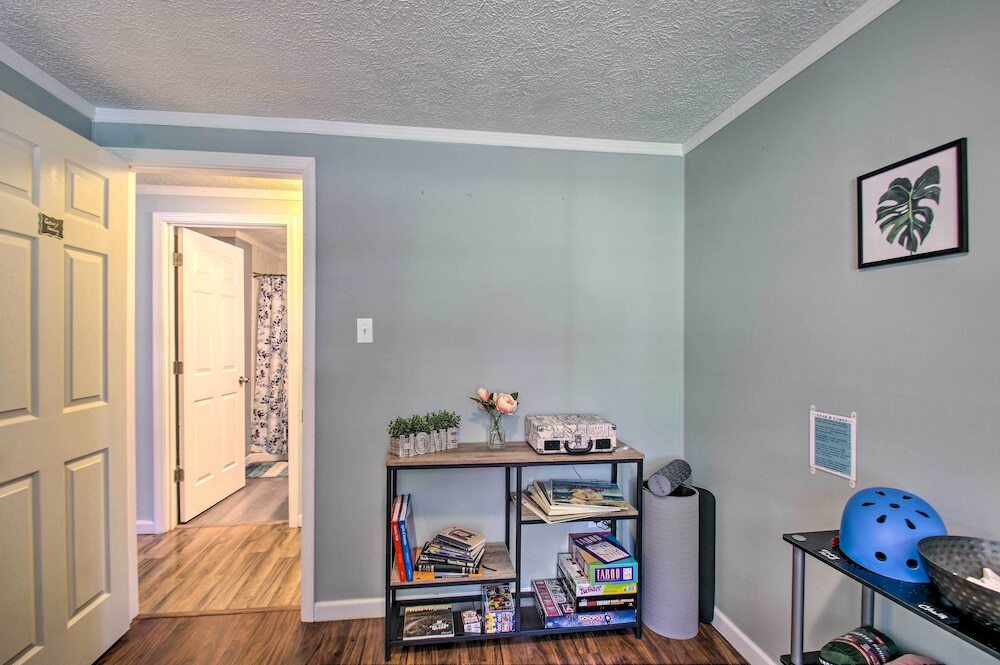 Dog-friendly Fayetteville Home w/ Hot Tub Термонд
