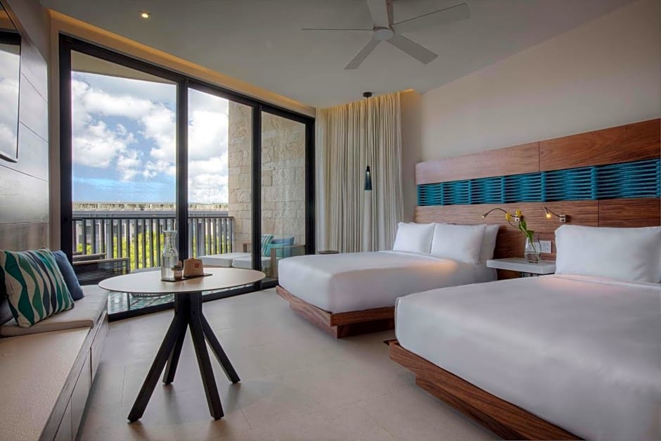 Четырёхместный клубный номер с частичным видом на океан Grand Hyatt Playa del Carmen Resort