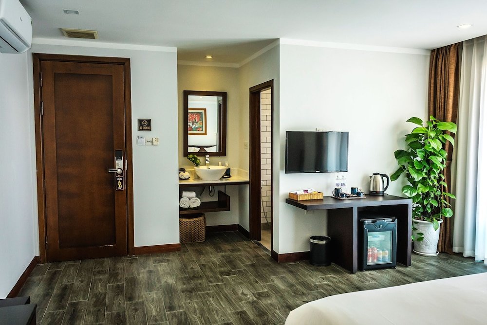 1 Bedroom Superior Double room with balcony and with garden view Hoi An Odyssey Hotel & Spa