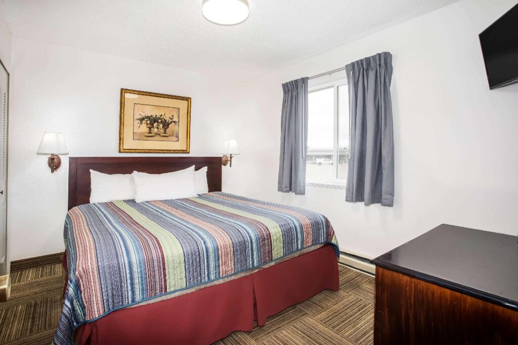 1 Bedroom Double Suite Travelodge by Wyndham Colorado Springs Airport/Peterson AFB