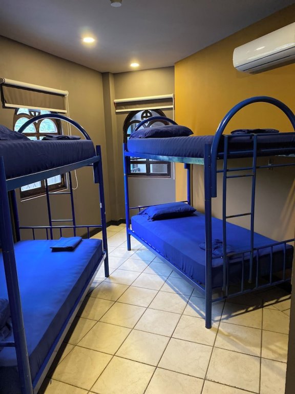 Кровать в общем номере (женский номер) Alajuela Backpackers Airport Hostel