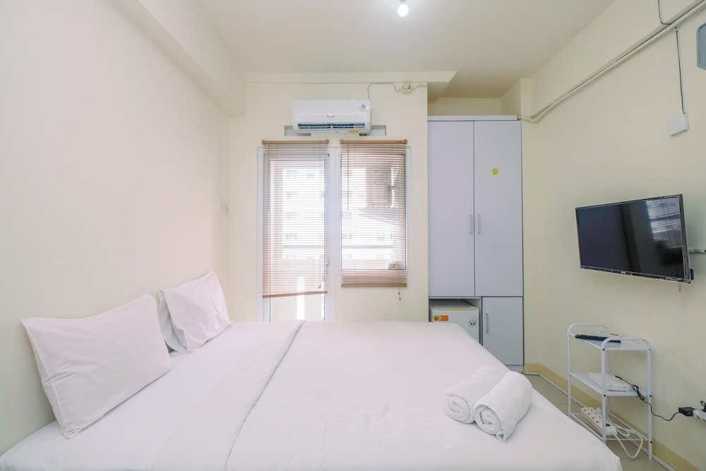 Standard room Cozy Studio with Direct Access to Mall at Green Pramuka Apartment