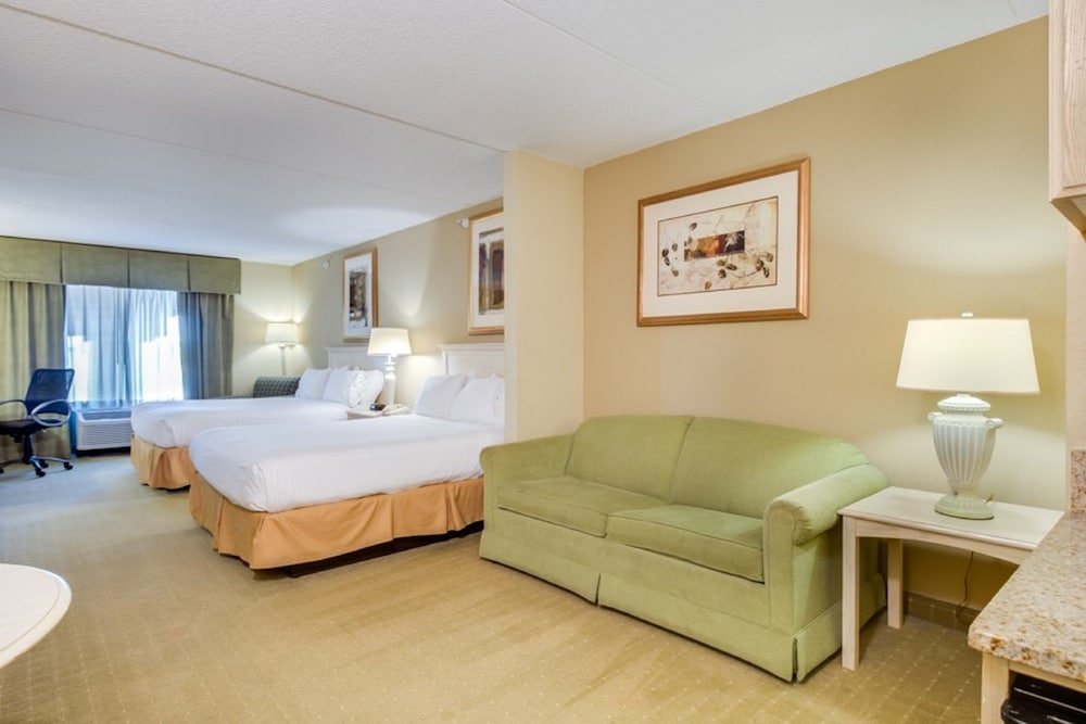 Четырёхместный люкс Holiday Inn Express Hotel & Suites Memphis Southwind, an IHG Hotel