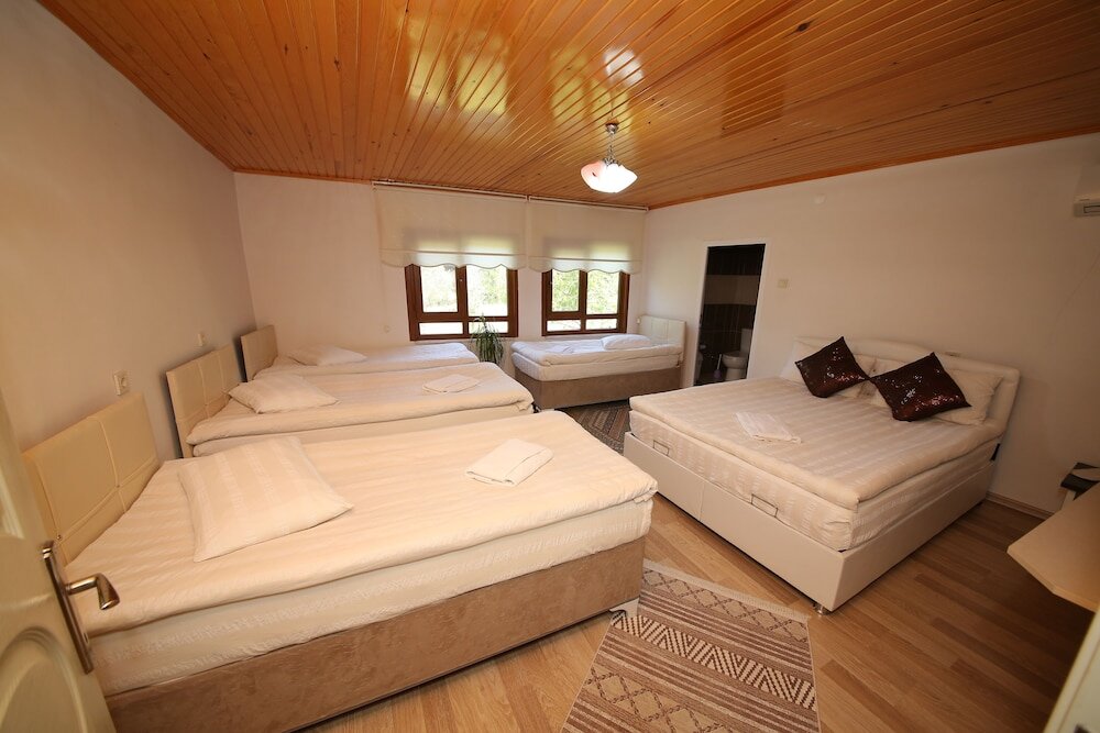 Кровать в общем номере Emiroğlu Konak Otel