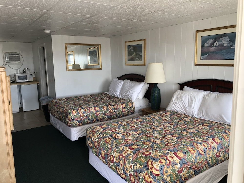 Standard Quadruple room with partial ocean view Island View Motel