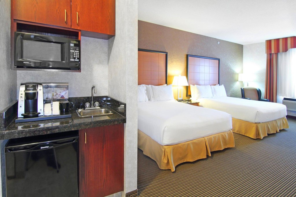 Четырёхместный люкс Holiday Inn Express Hotel & Suites Calgary S-Macleod Trail S, an IHG Hotel