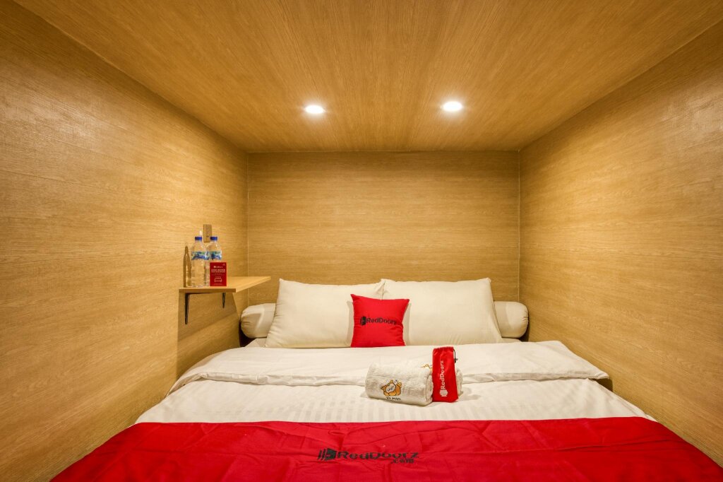 Кровать в общем номере (женский номер) Reddoorz Hostel near Malang Train Station 3