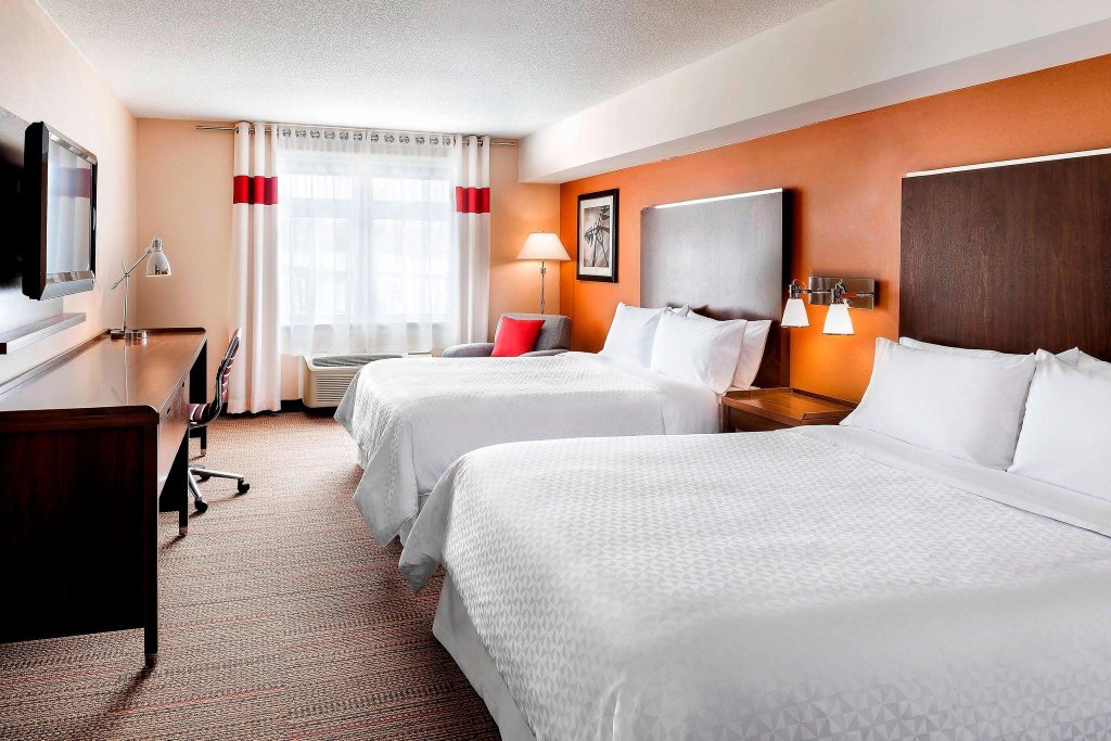 Двухместный номер Standard Four Points by Sheraton Barrie