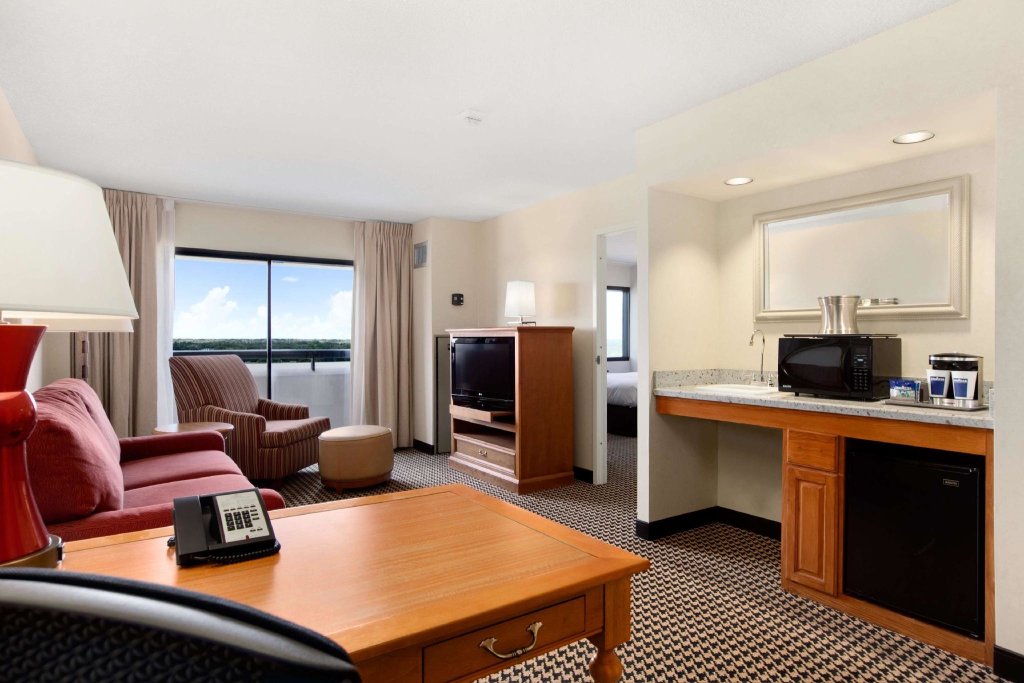 Двухместный люкс с 2 комнатами Hilton Suites Chicago/Oakbrook Terrace