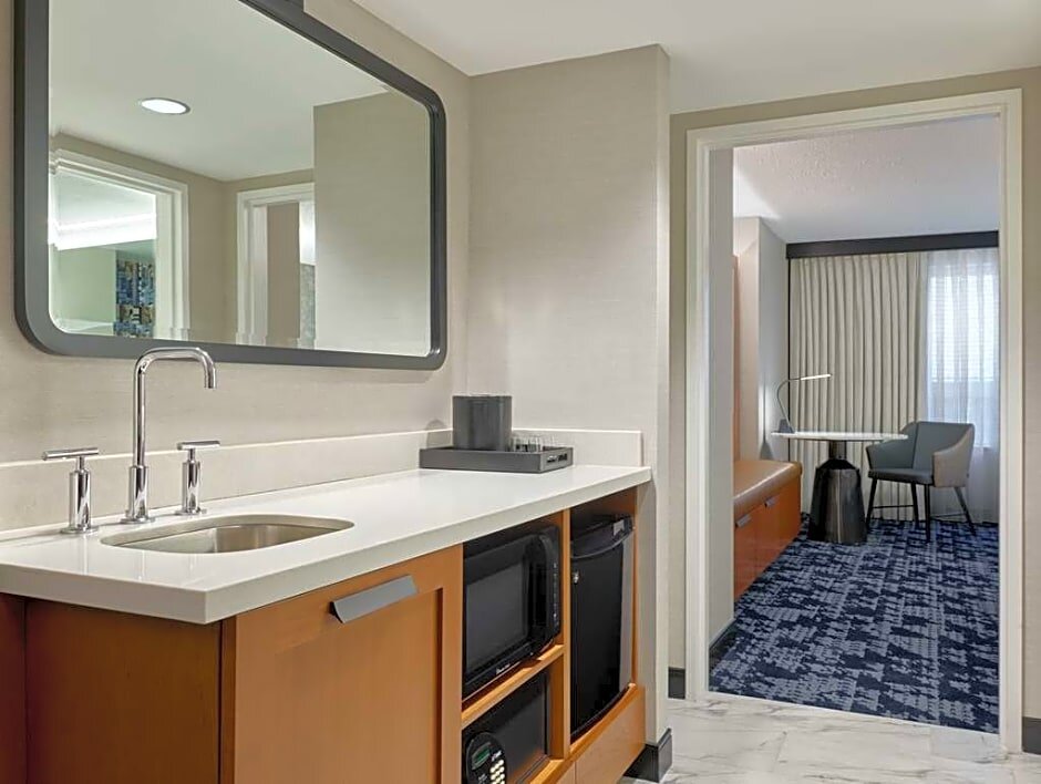 Двухместный люкс Corner с 2 комнатами Embassy Suites by Hilton Washington DC Convention Center