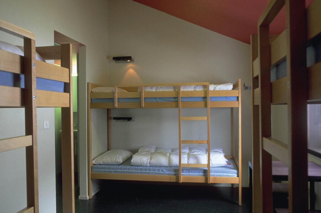 Кровать в общем номере Zermatt Youth Hostel