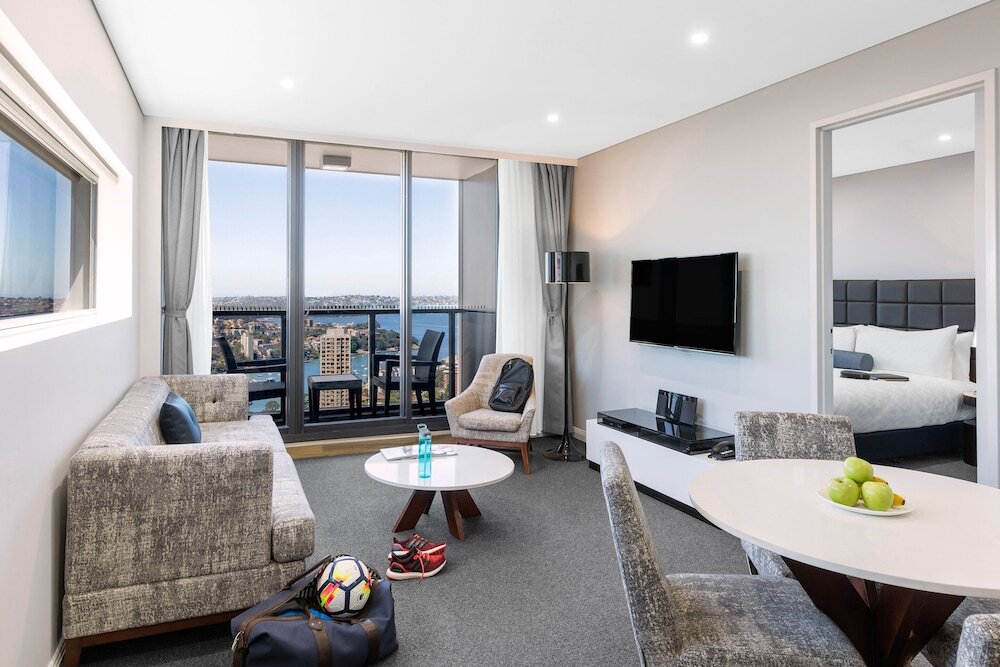 Люкс Luxury с 2 комнатами с балконом Meriton Suites North Sydney