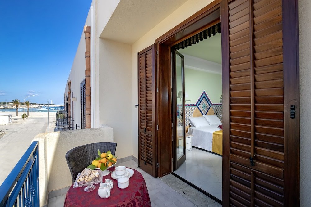 Двухместный номер Standard с балконом и с частичным видом на море Hotel Riva Del Sole