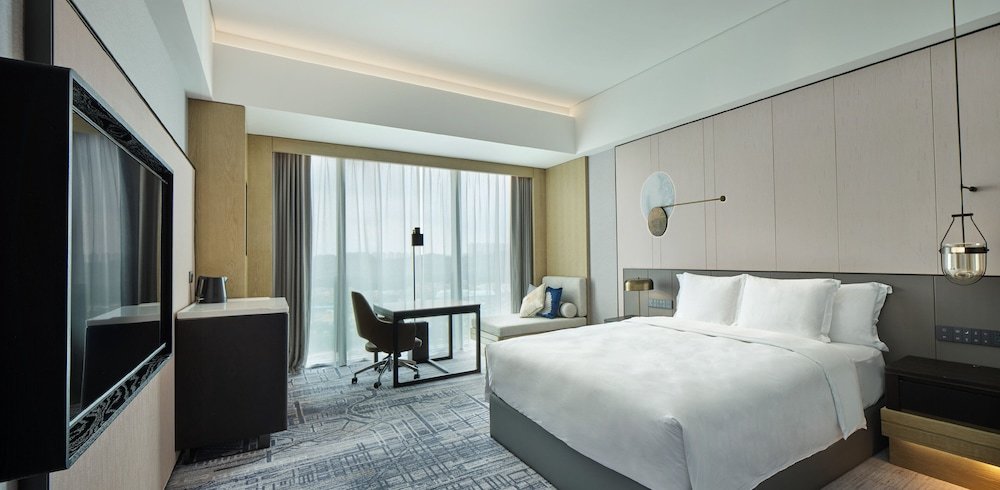 Standard Doppel Zimmer mit Seeblick Crowne Plaza Jiangmen Binjiang, an IHG Hotel