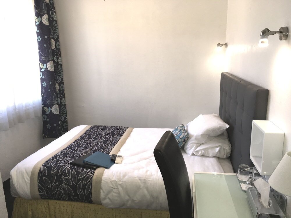 Standard Einzel Zimmer Logis Hotel des Cayrons