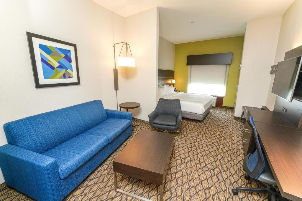 Двухместный номер Deluxe Holiday Inn Express and Suites Springfield Medical District, an IHG Hotel