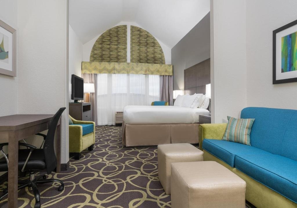 Двухместный люкс Deluxe Holiday Inn Express & Suites Ames, an IHG Hotel