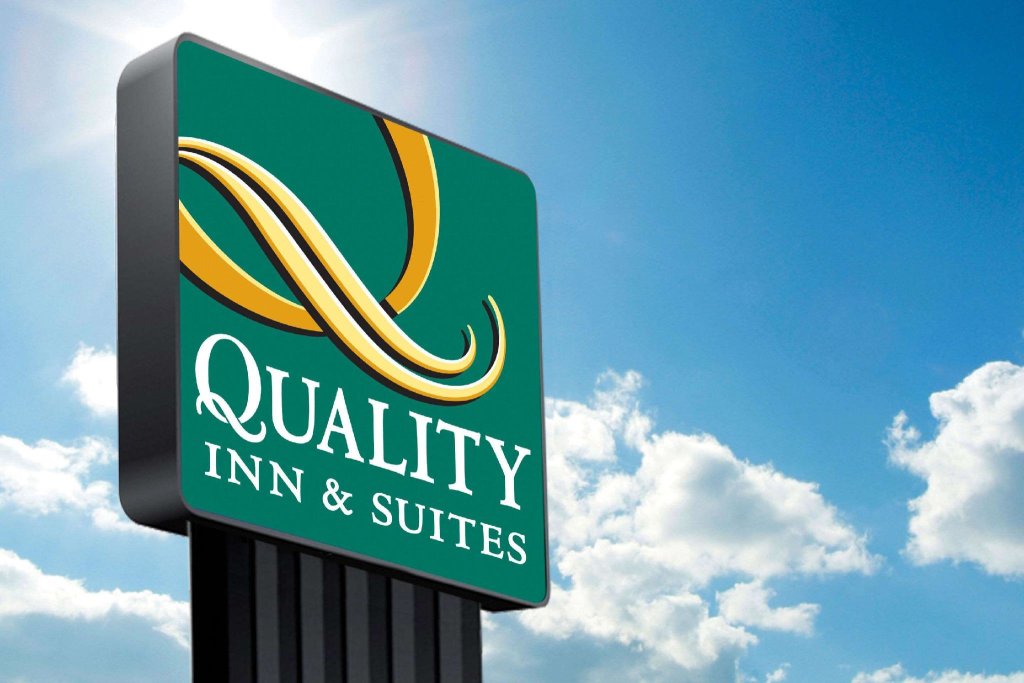 Кровать в общем номере Quality Inn & Suites