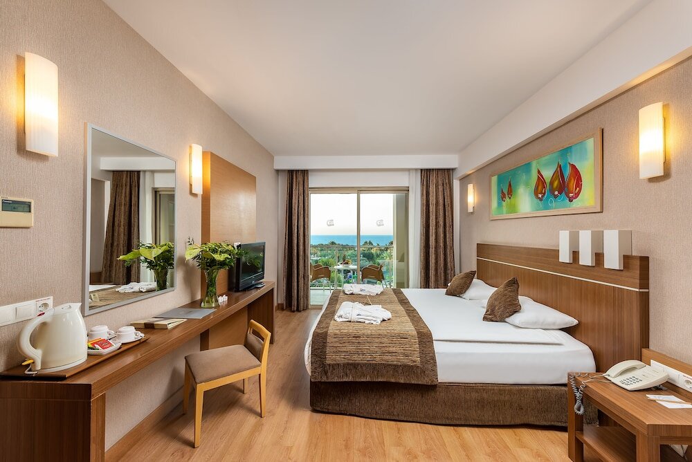 Номер Standard с балконом и с видом на город Sunis Kumköy Beach Resort Hotel & Spa