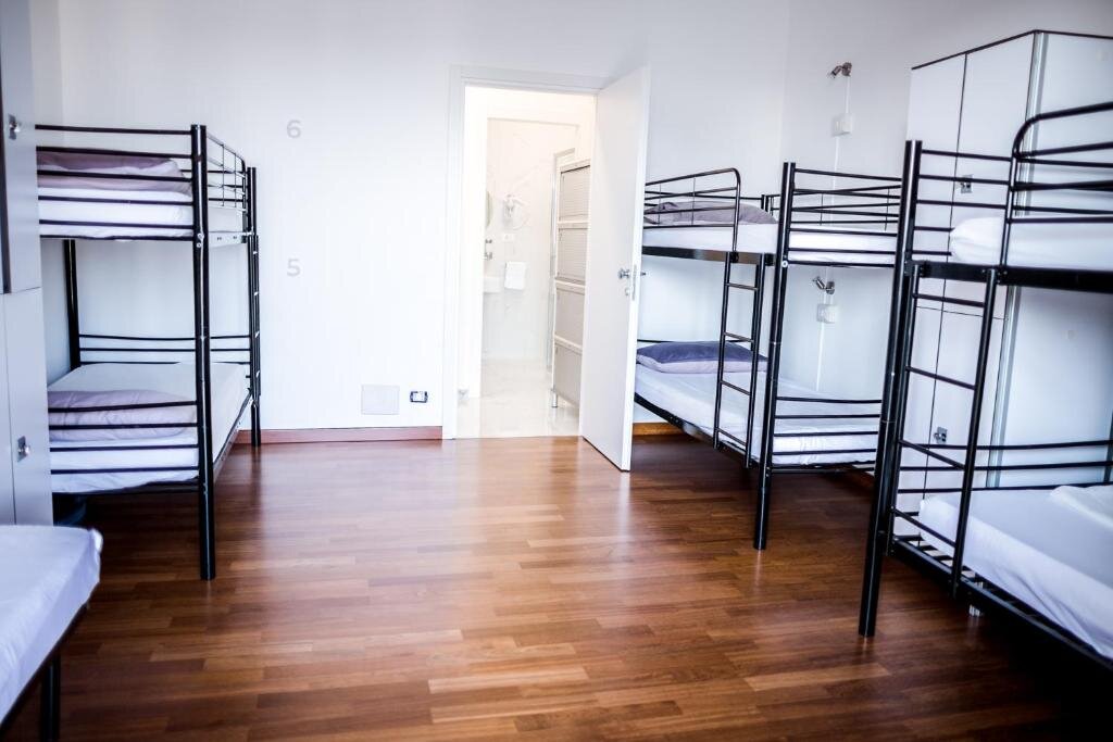 Кровать в общем номере (мужской номер) B&B Best Hostel Milano