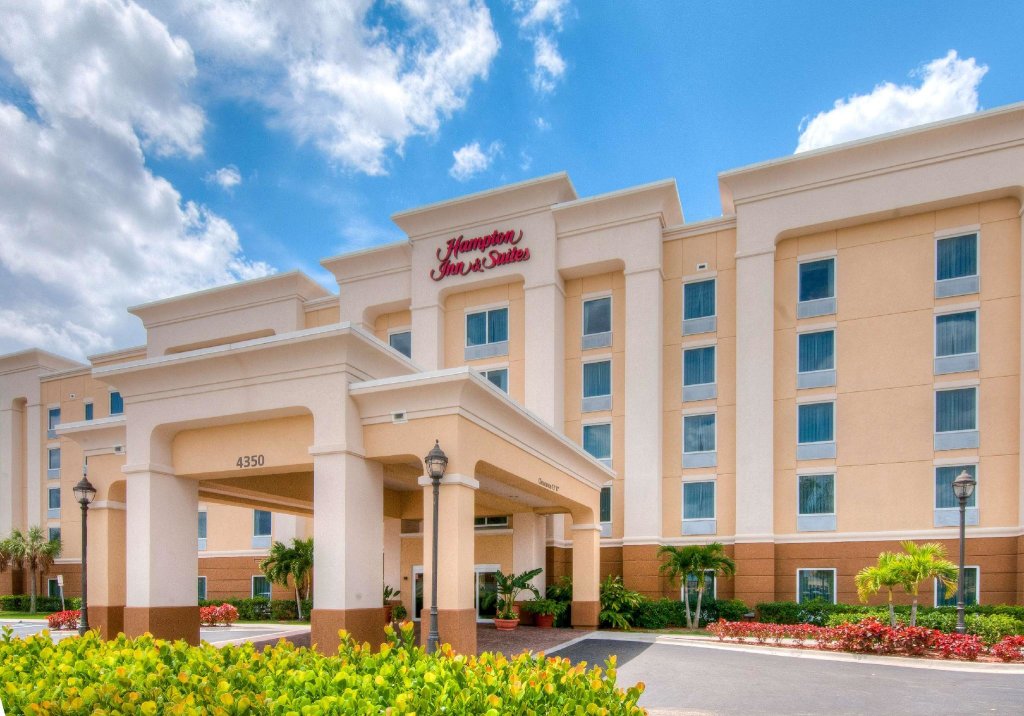 Кровать в общем номере Hampton Inn & Suites Fort Myers-Colonial Boulevard
