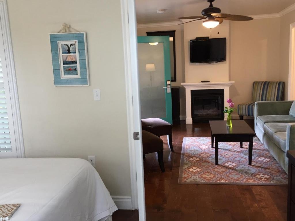Deluxe Suite Beach Bungalow Inn and Suites