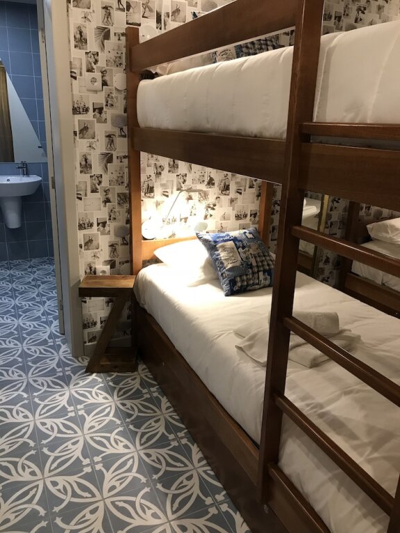 Кровать в общем номере Royal Beach Hostel