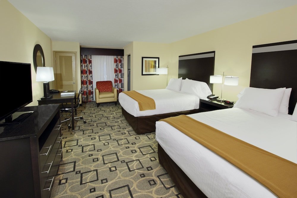 Четырёхместный номер Standard Holiday Inn Express Augusta Downtown, an IHG Hotel