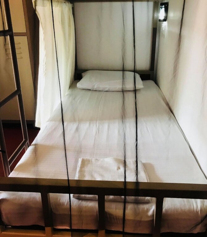 Кровать в общем номере Space Garden Hostel Mirissa