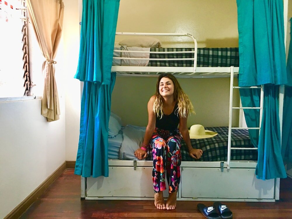 Cama en dormitorio compartido con vista a la montaña Costa Rica Backpackers