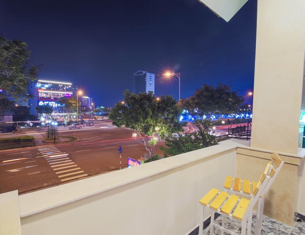 Camera quadrupla familiare Standard con balcone Dam Tien Hotel