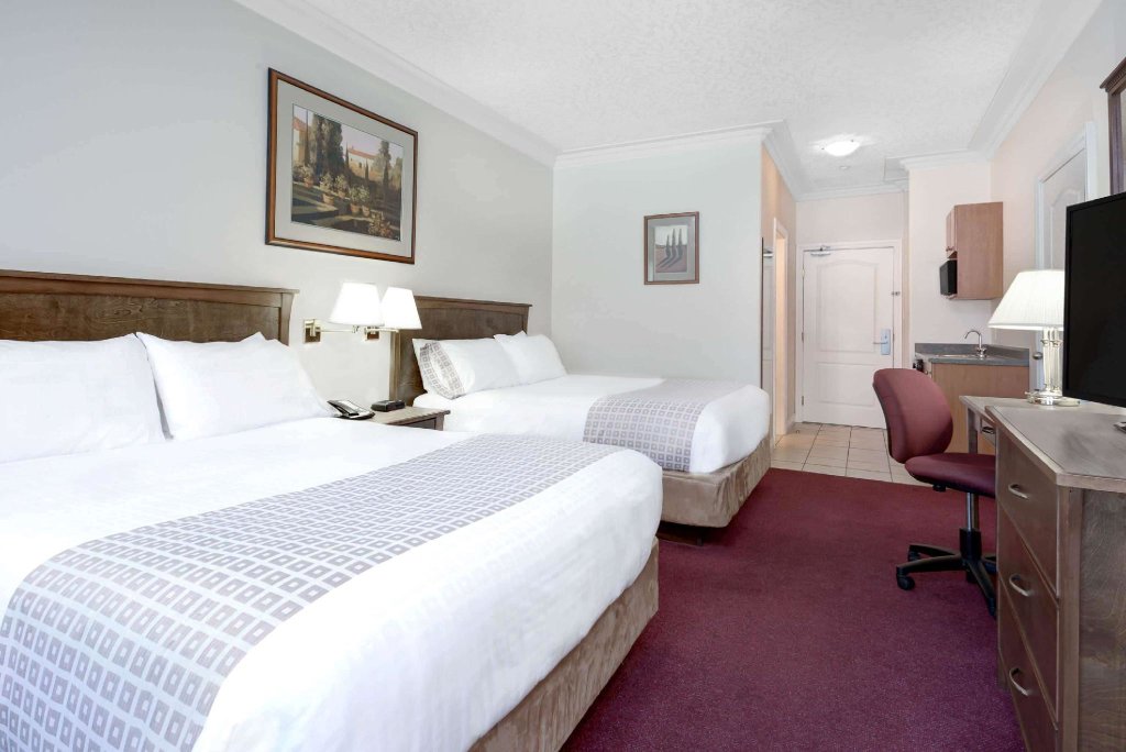 Четырёхместный номер Standard Holiday Inn Victoria - Elk Lake, an IHG Hotel