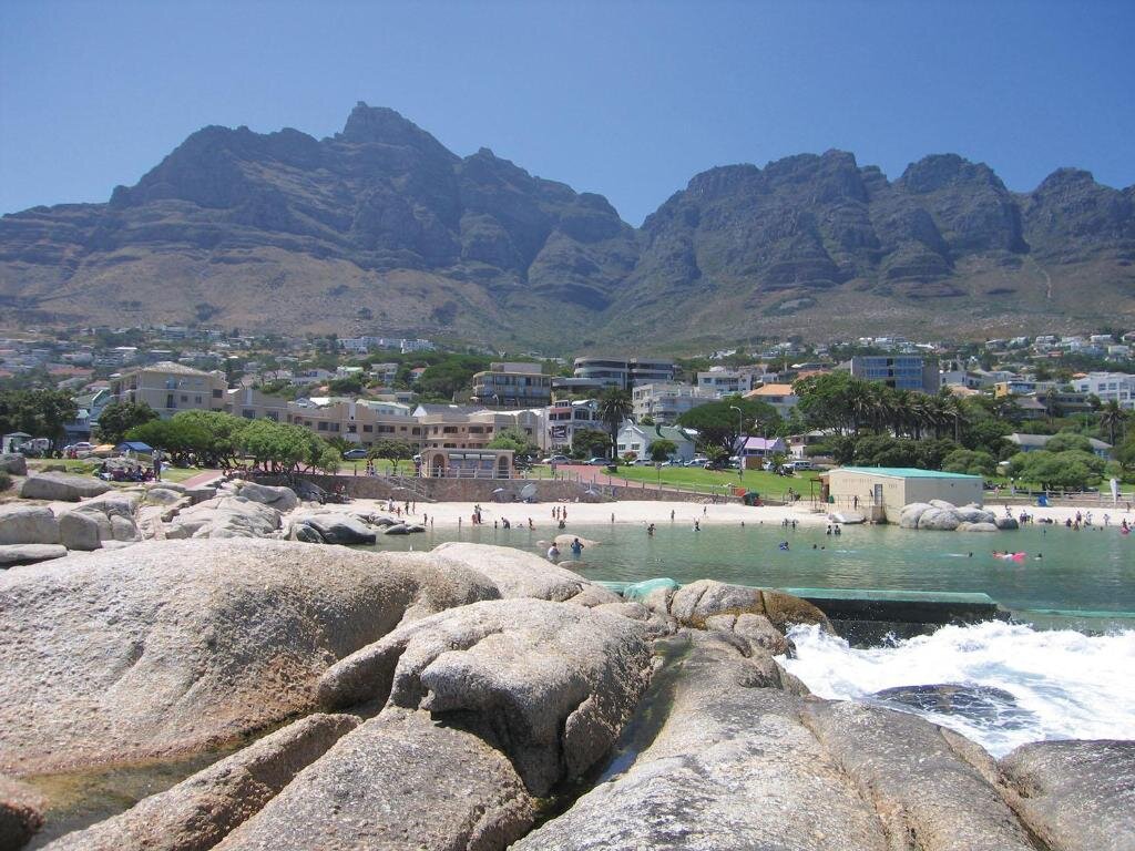 Apartamento On the Beach in Camps Bay - Fully Equipped 2 Bedroom Apartment