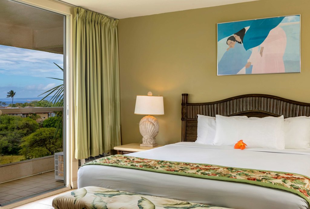 Номер Deluxe c 1 комнатой с частичным видом на океан Aston at the Maui Banyan