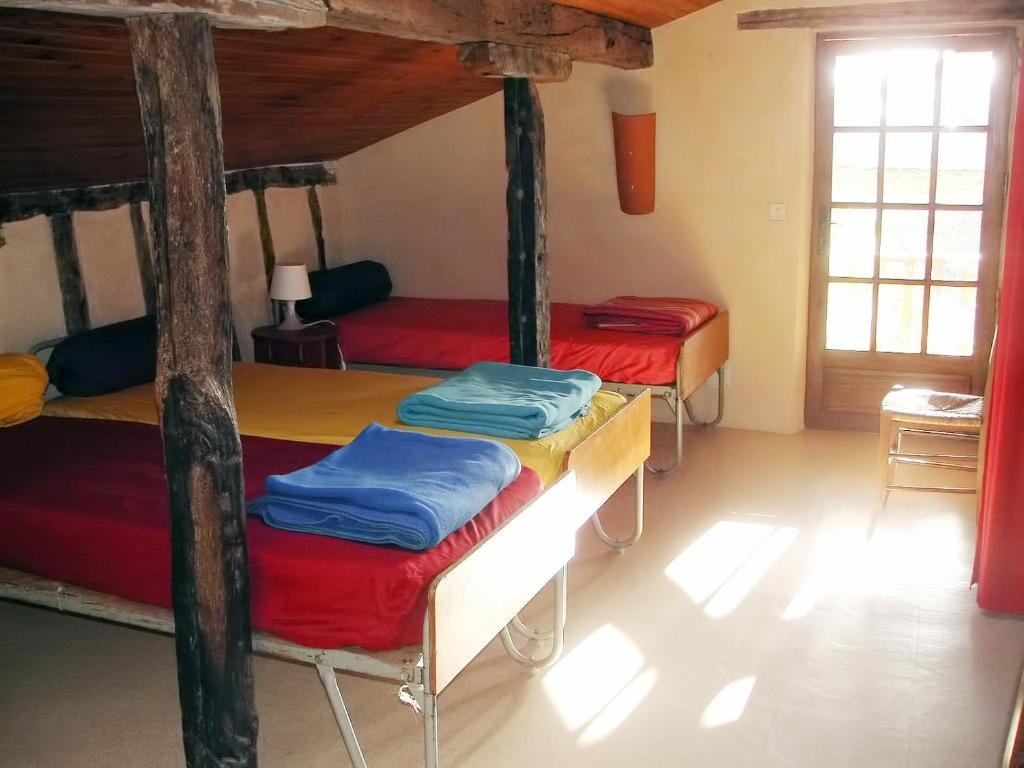 Кровать в общем номере Le Grangé