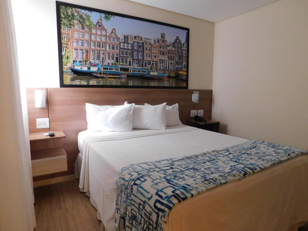 Полулюкс Hotel Amsterdam Montes Claros