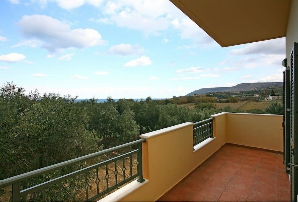 Standard room Olive Tree Farm 200m from the beach