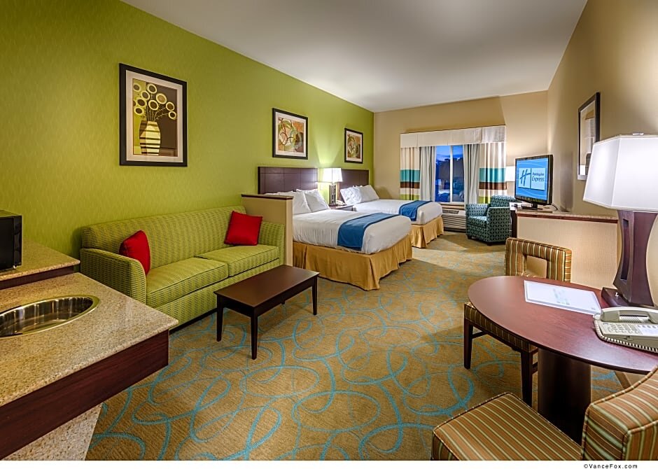 Четырёхместный люкс Holiday Inn Express & Suites / Red Bluff - South Redding Area, an IHG Hotel