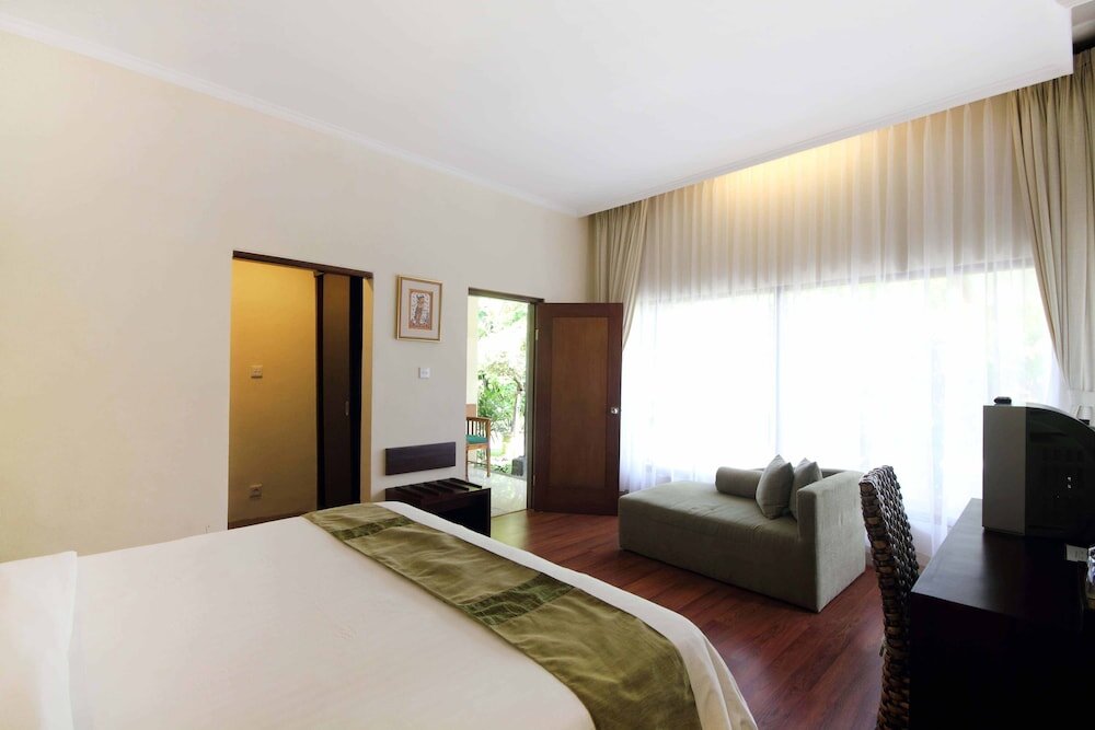 Бунгало Deluxe Цокольный этаж Respati Beach Hotel