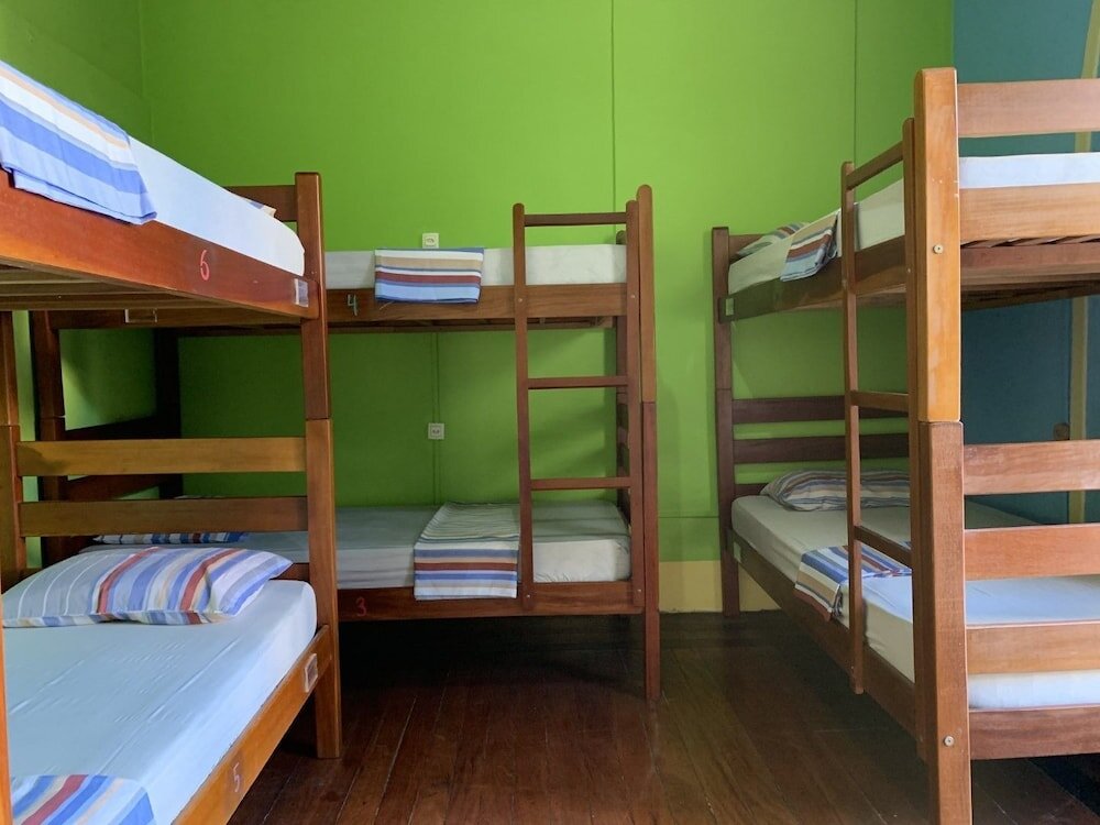 Cama en dormitorio compartido (dormitorio compartido femenino) con vista a la ciudad Massape Rio Hostel