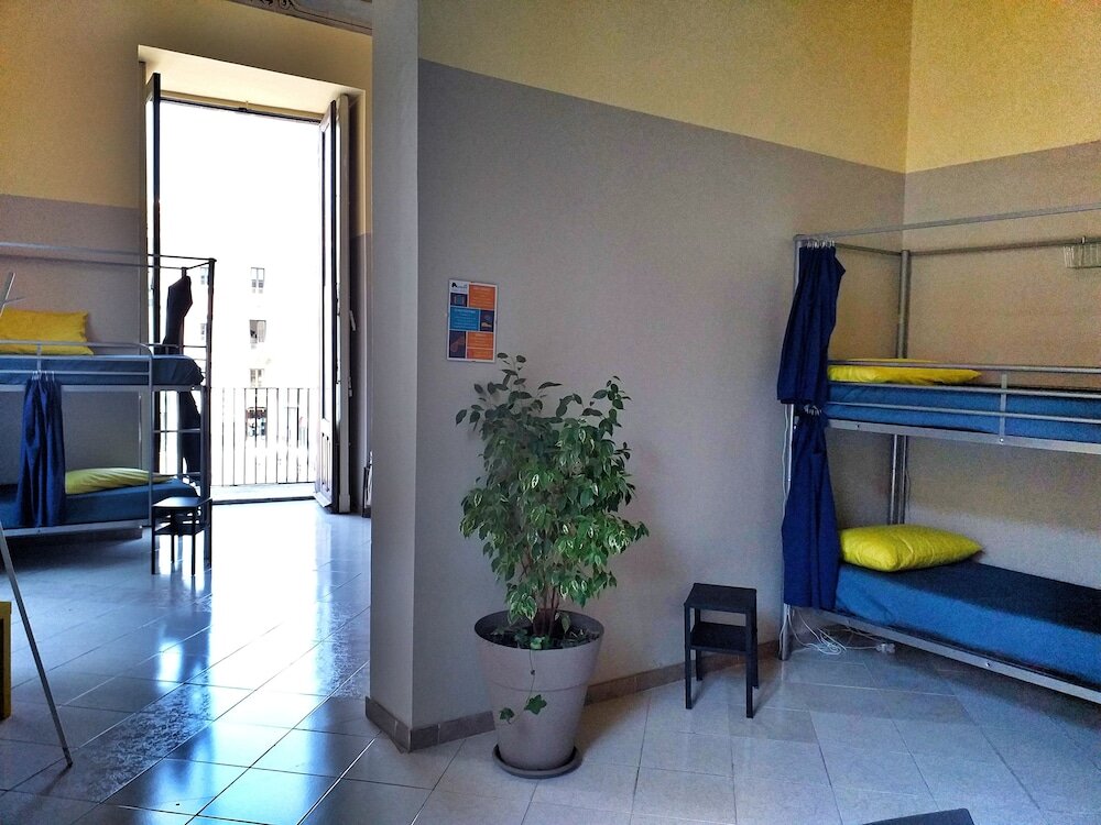 Кровать в общем номере (женский номер) с балконом Ostello degli Elefanti