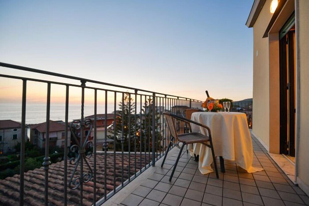 Standard Quadruple room with balcony Hotel La Pergola