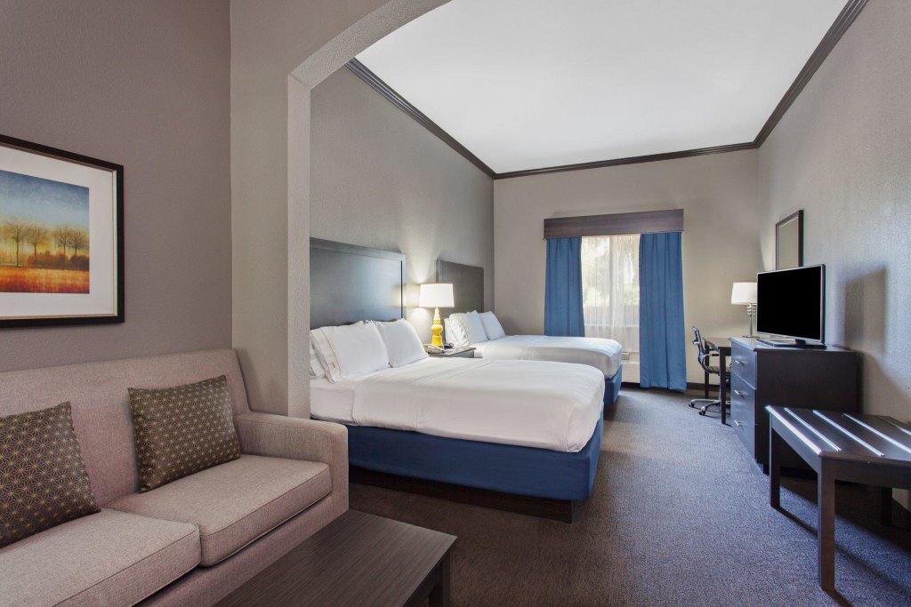 Quadruple suite Holiday Inn Express Hotel & Suites Wharton, an IHG Hotel