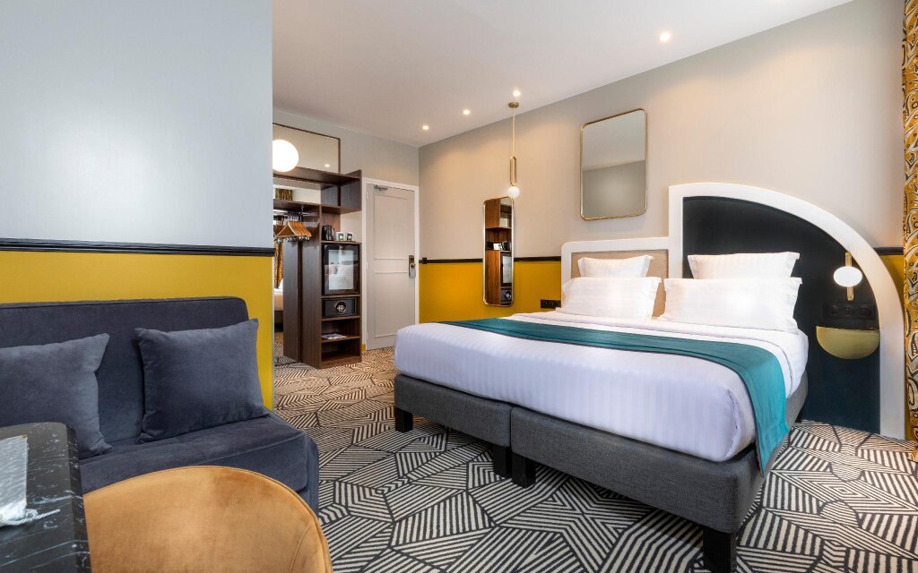 Кровать в общем номере Hotel Elysa-Luxembourg