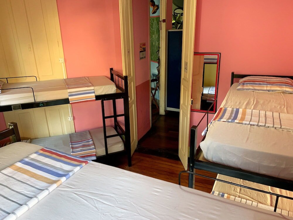 Cama en dormitorio compartido con vista a la ciudad Massape Rio Hostel