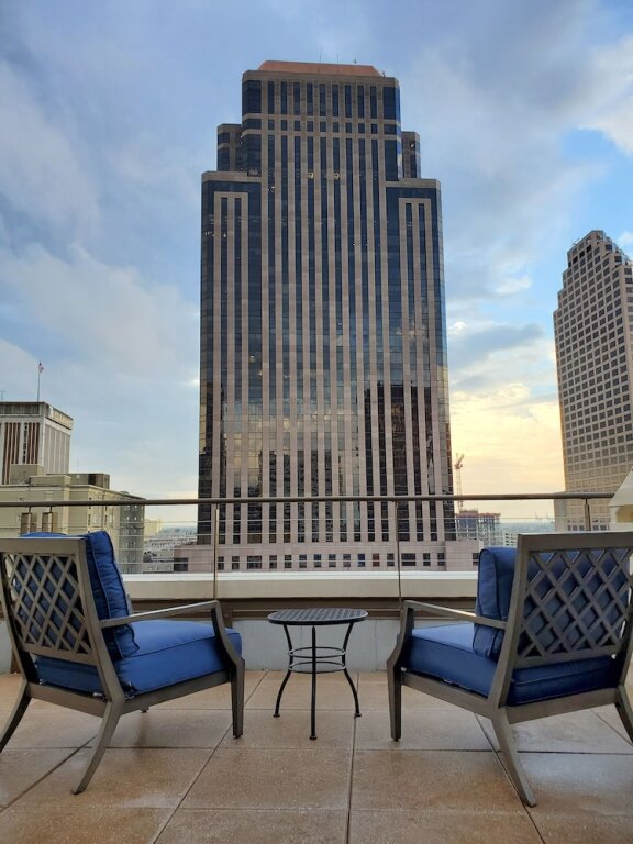 Четырёхместный номер Premium с балконом NOPSI Hotel New Orleans